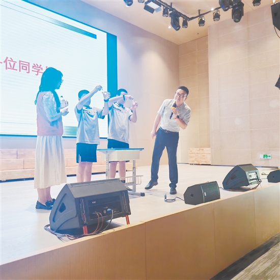 醫(yī)護(hù)人員與學(xué)生在臺上互動。
