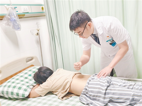 醫(yī)生對(duì)患者進(jìn)行檢查。