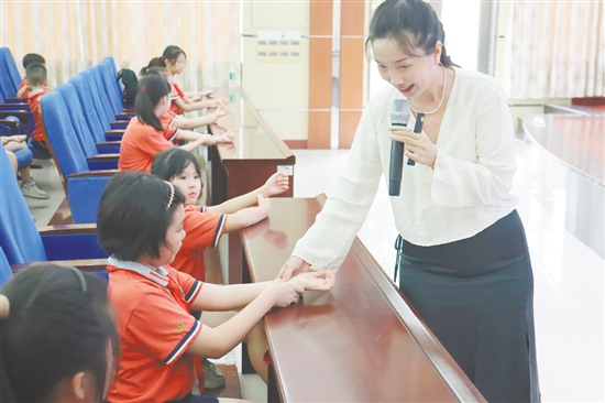 老師向?qū)W生講述中醫(yī)藥知識(shí)。