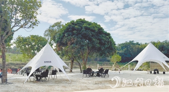 臺山的山海正以最溫柔的姿態(tài)敞開懷抱，這個夏天，不必遠赴千里，只需驅(qū)車短距離便能在這里踏入一片融合自然秘境與人文韻味的露營天堂。