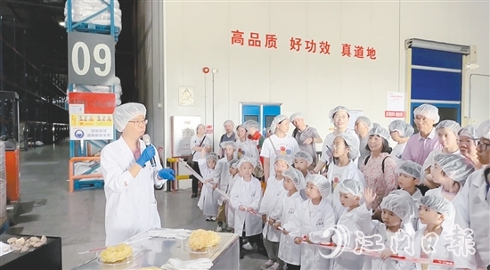 家長和孩子了解產(chǎn)品生產(chǎn)細(xì)節(jié)。