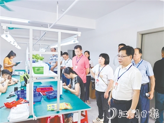 人大代表們實(shí)地視察幸福共富工坊。