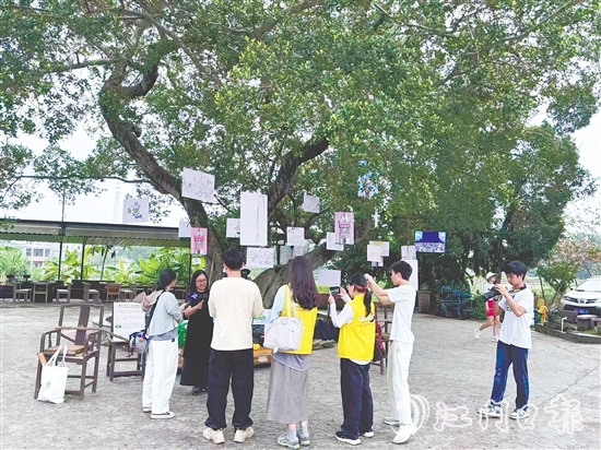 胡丹陽選擇將畫展搬到倉東村的大榕樹下。