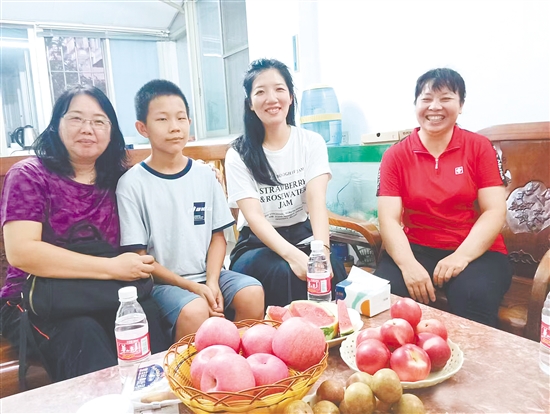 謝王亮與老師、母親（右一）合影。