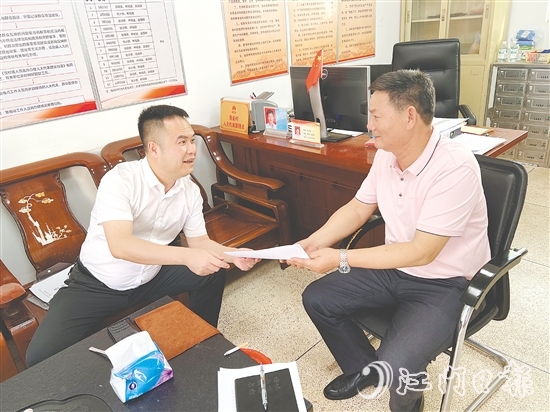 吳泓汛（左）著力構(gòu)建“一站式”矛盾調(diào)處平臺，讓群眾煩心事有處說、有人管。