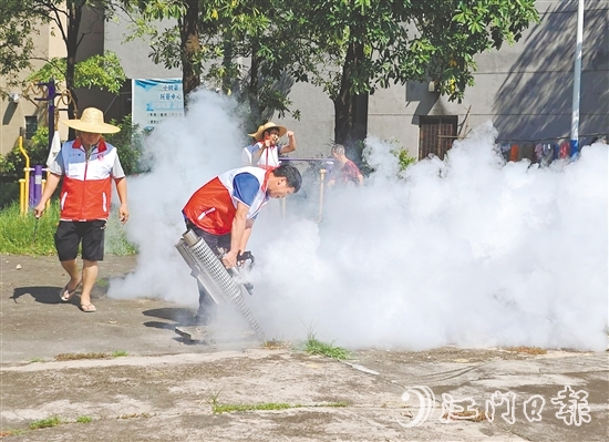 7月25-26日，恩平在全市范圍內(nèi)開展防蚊滅蚊愛國衛(wèi)生集中行動(dòng)，各級(jí)黨組織和廣大黨員積極響應(yīng)號(hào)召，主動(dòng)下沉一線。