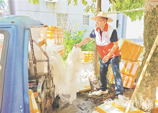 黨員干部、志愿者對(duì)房前屋后、背街小巷等蚊蟲易孳生地進(jìn)行排查。