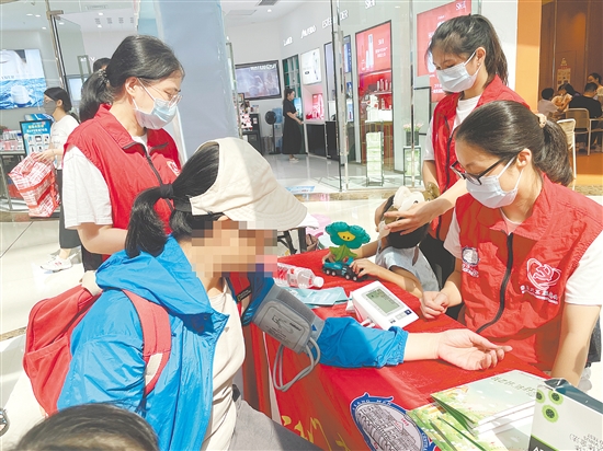 活動(dòng)現(xiàn)場(chǎng)，醫(yī)護(hù)人員為市民量血壓。