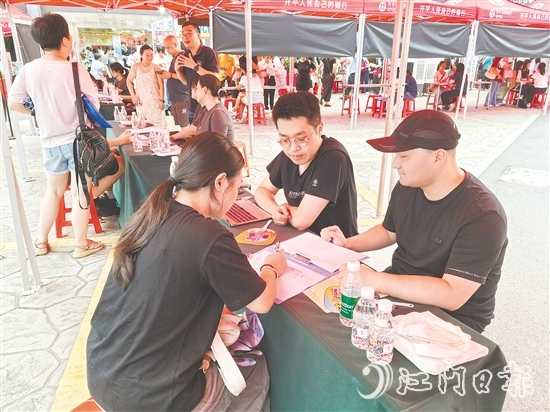 招聘會(huì)吸引了不少本地青年返鄉(xiāng)求職，其中既有剛畢業(yè)的應(yīng)屆生，也不乏待業(yè)數(shù)月的年輕人。