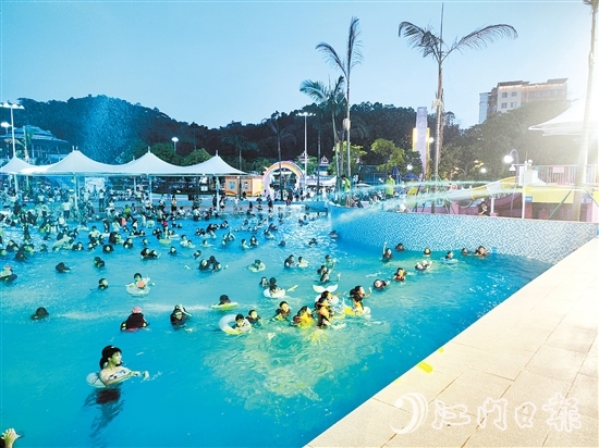 江門(mén)兒童公園水樂(lè)園試營(yíng)業(yè)，造浪池游客眾多，上演水上狂歡。