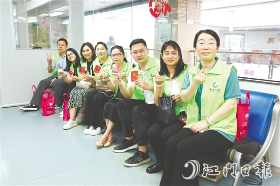 中國人壽江門分公司的保險從業(yè)人員組團(tuán)參加獻(xiàn)血活動。