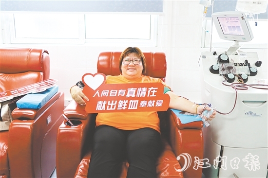 保險從業(yè)人員積極參加獻(xiàn)血。