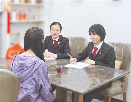 法官通過“家庭式”詢問，對(duì)雙方離婚后如何關(guān)心愛護(hù)孩子成長等進(jìn)行家庭教育。