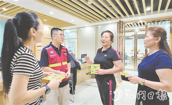 蓬江區(qū)迅速組織協(xié)調(diào)各鎮(zhèn)（街）、村（社區(qū)）力量，把捐贈物資投放到全區(qū)防控一線。圖為居民在天福社區(qū)領(lǐng)取防蚊產(chǎn)品。