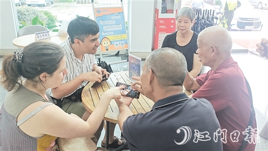 徐慶賢（左二）與親人分享生活趣事。