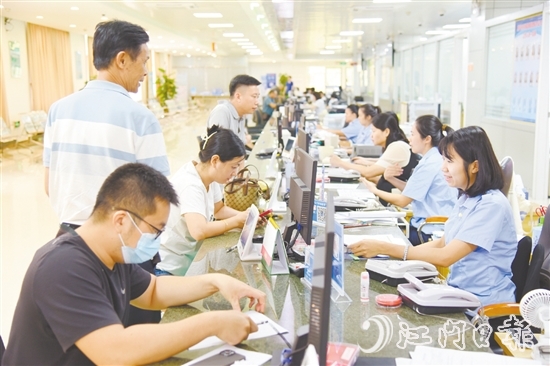 恩平市行政服務(wù)中心從“小切口”入手破解政務(wù)服務(wù)難題，持續(xù)推動政務(wù)服務(wù)效能提升，讓企業(yè)和群眾切實(shí)感受到貼心便捷的服務(wù)。