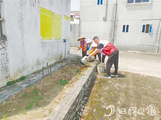 良西鎮(zhèn)黨員干部與群眾一起清理雜物，保持環(huán)境整潔。