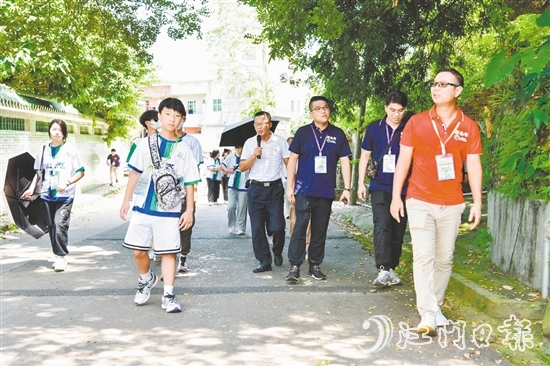 恩平市政協(xié)委員梁發(fā)雄（右一）與香港青年一起參觀恩平市歇馬村。