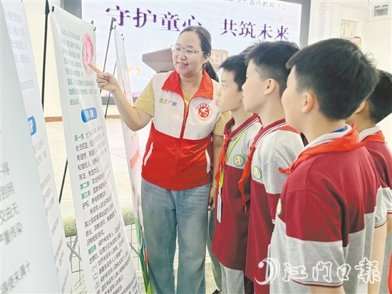 恩平市走進(jìn)學(xué)校開展“守護(hù)童心，共筑未來”關(guān)愛保護(hù)未成年人健康成長教育宣傳活動(dòng)。