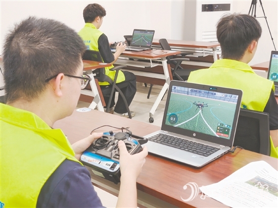 在無人機操作技術職業(yè)技能競賽低空飛行項目中，選手們熟練地操控無人機穿越多個圓形障礙。