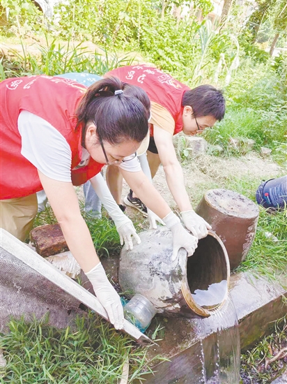 工作人員清除蚊子孳生地。