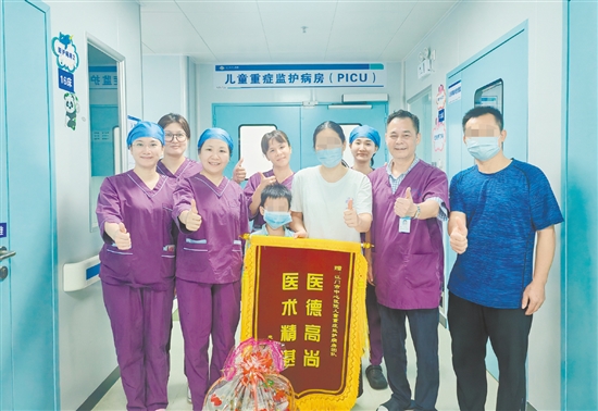 溺水男童和家人為醫(yī)護(hù)人員送錦旗。
