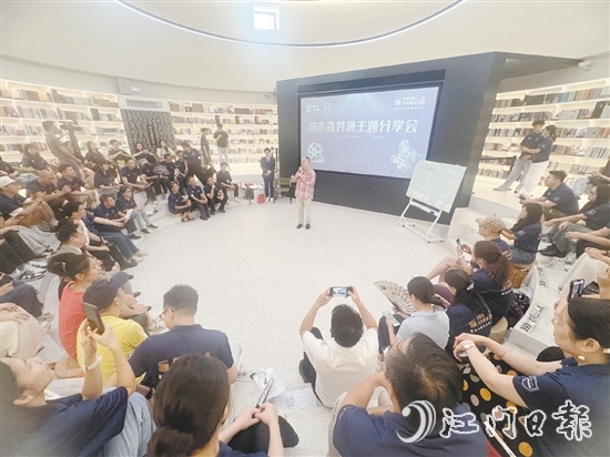 8月2-3日，高志森為大灣區(qū)80余位電影從業(yè)者、青年導(dǎo)演編劇、文旅專家及“僑鄉(xiāng)新大眾文藝社”創(chuàng)作代表帶來三場深度主題分享。
