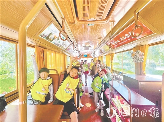 暑假期間，鐺鐺車吸引不少參加研學的學生乘坐。