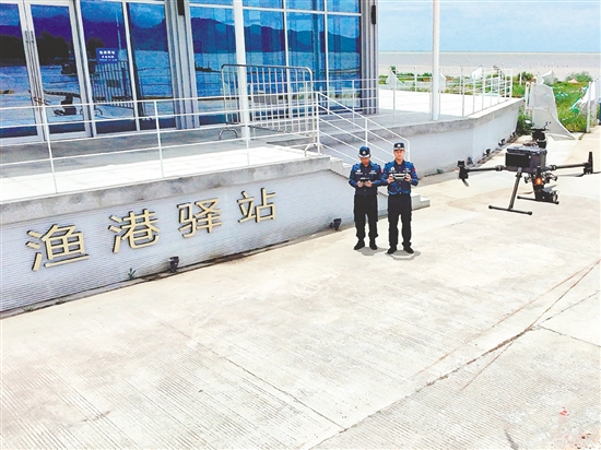 海警執(zhí)法員操作無人機(jī)起飛。