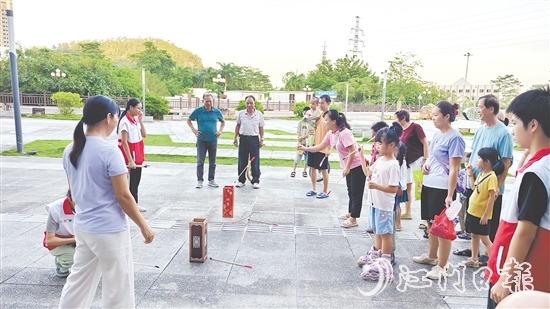 投壺區(qū)前人頭攢動，市民紛紛體驗(yàn)這一傳統(tǒng)體育活動項(xiàng)目。
