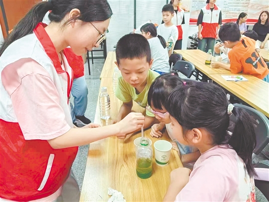 孩子們觀摩“密度的秘密”科學(xué)實(shí)驗(yàn)。