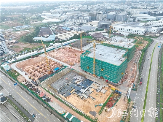 新能源動力電池智造園項目首批廠房封頂。