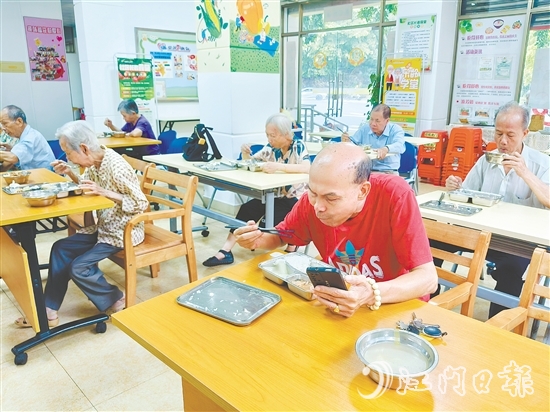 北門社區(qū)長者食堂是新會區(qū)首批建設(shè)的長者食堂之一，每天午餐時間有50多名長者用餐。