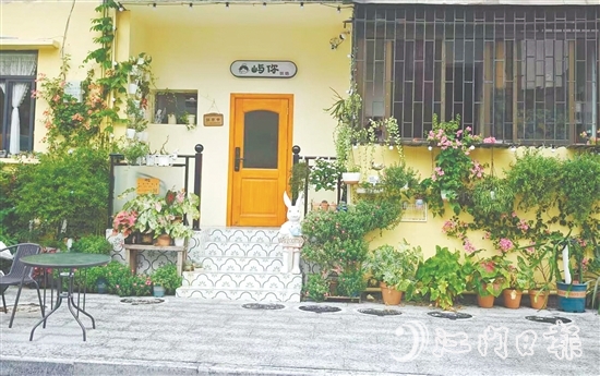 平湖路小區(qū)改造后，陸續(xù)引入咖啡店、烘焙店等新興業(yè)態(tài)。