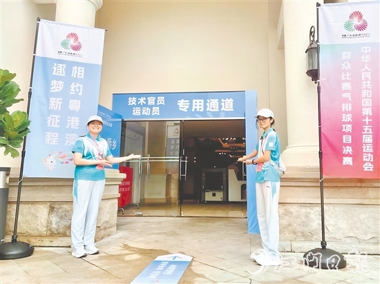 來自江門職業(yè)技術(shù)學(xué)院的約120名志愿者（小海豚）將以飽滿的熱情為賽事提供專業(yè)化的服務(wù)。