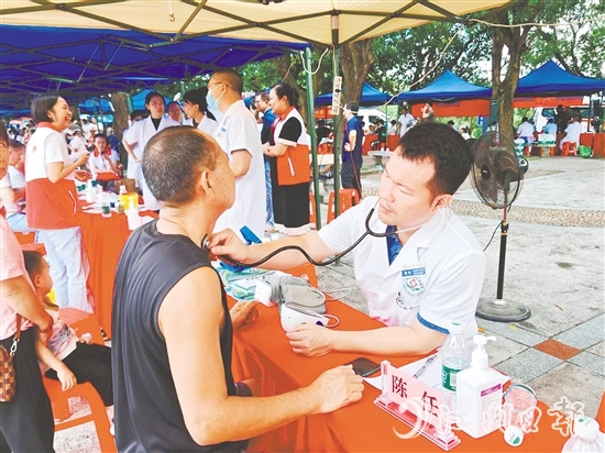 專家為市民提供專業(yè)暖心的健康服務(wù)，全天共惠及群眾800余人次。