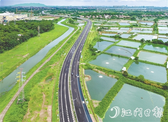鶴山不斷完善交通路網(wǎng)布局，連接城鄉(xiāng)，推動(dòng)區(qū)域協(xié)調(diào)發(fā)展。
