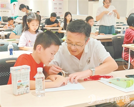 親子家庭在沙坪街道雁山社區(qū)黨群服務(wù)中心參加閱讀活動(dòng)。