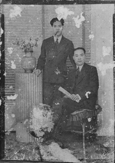 陳炳沛（左）與大哥陳炳璋合影。陳慶偉供圖