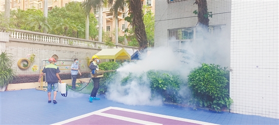 學校在暑期開展滅蚊工作。