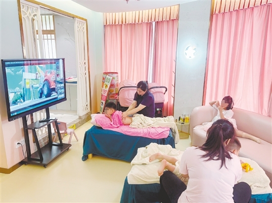 在推拿室里，專(zhuān)業(yè)調(diào)理師為孩子們進(jìn)行推拿。
