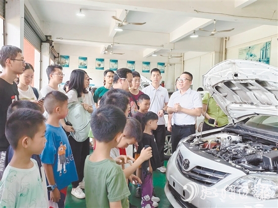 講師圍繞燃油汽車核心構造與原理展開生動講解。