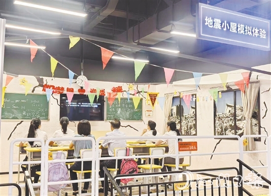 員工在地震小屋模擬體驗(yàn)過程中學(xué)習(xí)標(biāo)準(zhǔn)避險(xiǎn)動(dòng)作。
