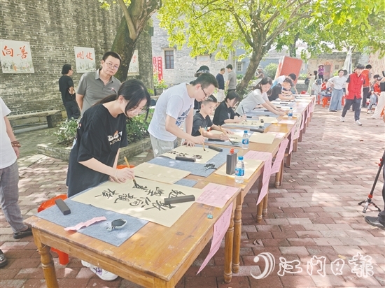 參賽選手沉著運(yùn)筆、各展所長，楷行隸篆諸體皆備，一幅幅作品筆法端正、氣韻生動。