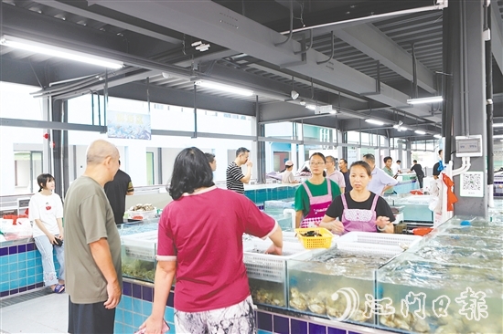 海鮮碼頭攤位的新鮮漁獲吸引眾多市民游客前來選購(gòu)。