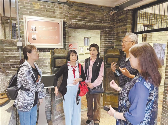 謝軍威經(jīng)?；氐街x創(chuàng)故居，給來訪的黨員、群眾講述謝創(chuàng)的故事。嚴(yán)建廣