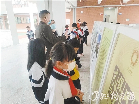 展覽讓廣大學(xué)生不出校園就能“零距離”欣賞開(kāi)平市各級(jí)文物保護(hù)單位風(fēng)采。