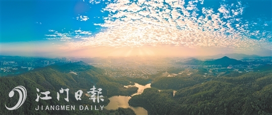 1月1日，清晨，陽(yáng)光穿透云層，照耀著江門(mén)市區(qū)。