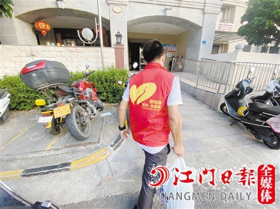 梁錦強為業(yè)主送貨上門。