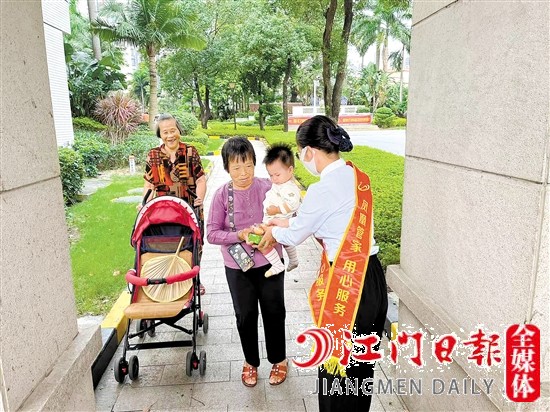 在碧桂園小區(qū)經(jīng)常可見(jiàn)物業(yè)工作人員的暖心服務(wù)。